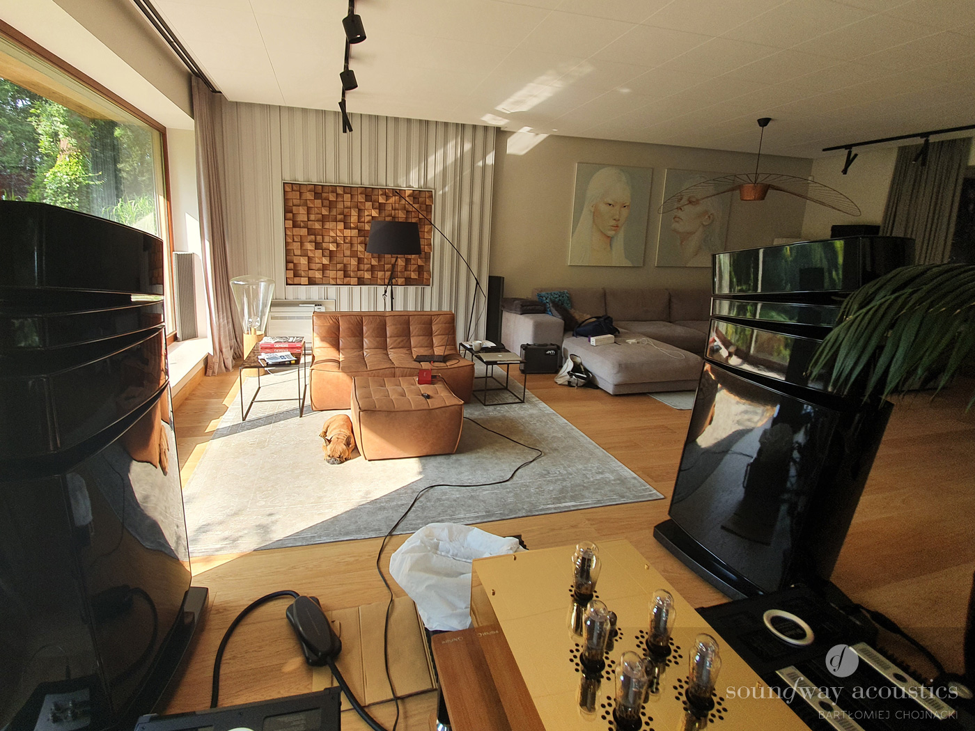 Projekt akustyki salonu z dużą ilością szkła.</br>Pokój odsłuchowy w rogu – 44 m2</br>z boskim widokiem