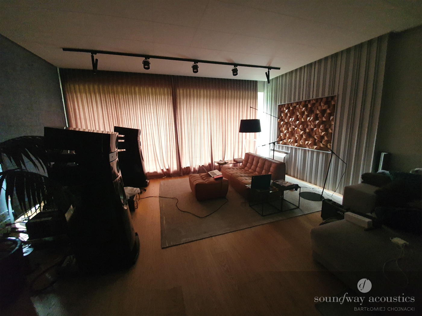 Projekt akustyki salonu z dużą ilością szkła.</br>Pokój odsłuchowy w rogu – 44 m2</br>z boskim widokiem
