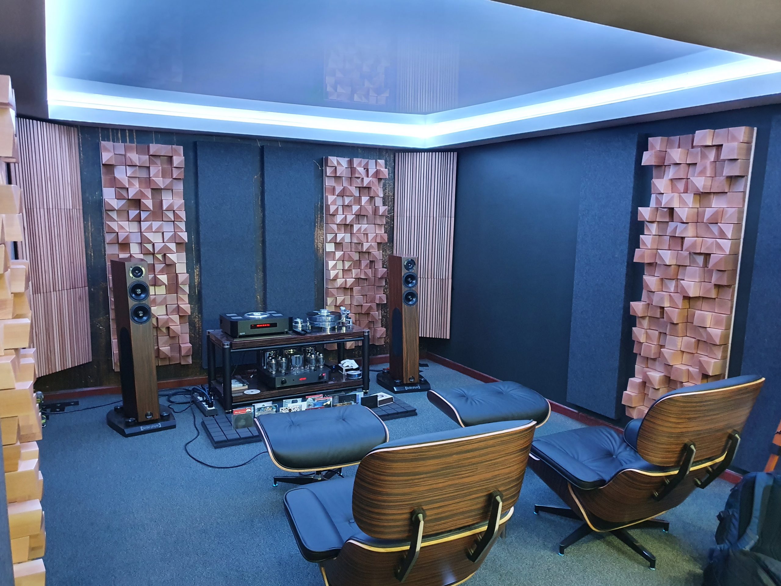 Projekt akustyki pomieszczenia odsłuchowego z nowoczesną aranżacją wnętrza