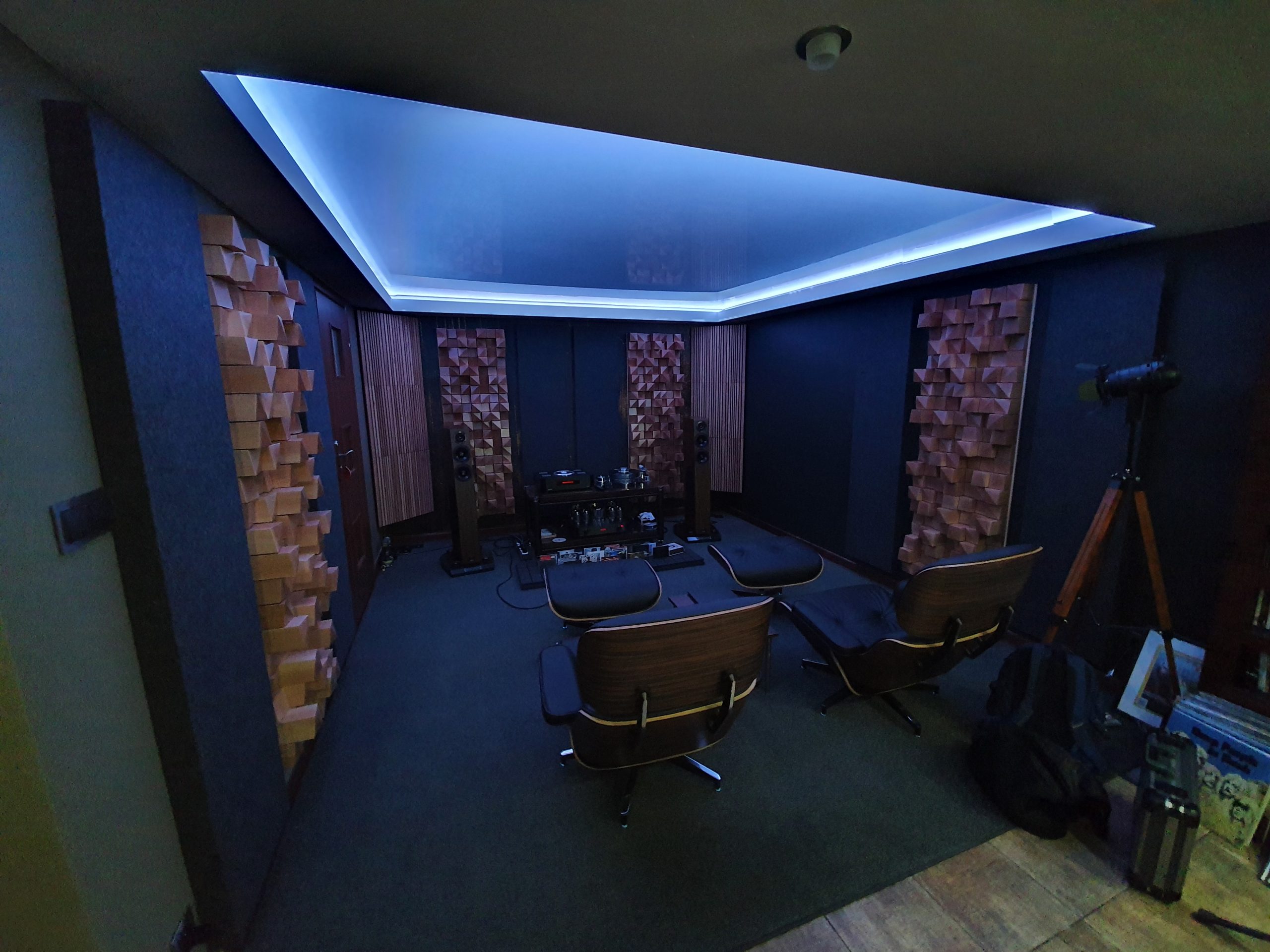 Projekt akustyki pomieszczenia odsłuchowego z nowoczesną aranżacją wnętrza